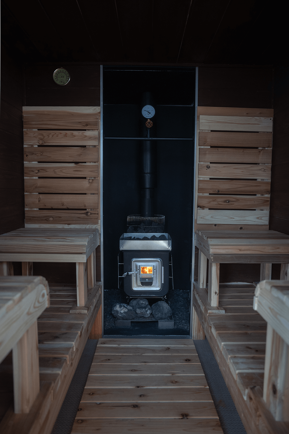 薪ストーブと木製ベンチ